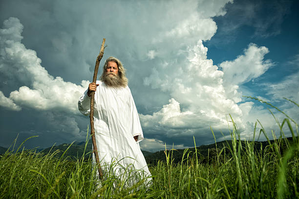 profeta a pelo lungo in piedi davanti al cielo minaccioso - bible stand foto e immagini stock