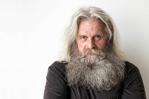hombre mayor con barba y retrato de pelo largo - barba pelo facial fotografías e imágenes de stock