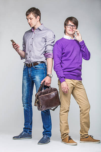 hombres amigos con los teléfonos inteligentes en las manos - male vertical photography studio shot fotografías e imágenes de stock