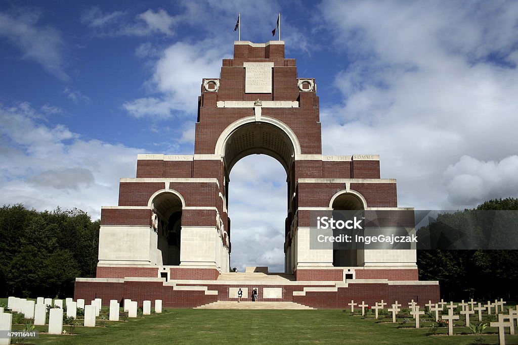 Thiepval Missing People Memorial 1540 WW1 Thiepval Missing People Memorial with cemetery and graves ANZAC Day Stock Photo