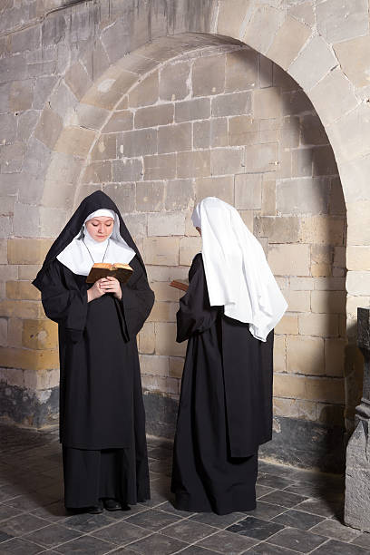 duas freiras em uma antiga convento - nun habit catholicism women imagens e fotografias de stock