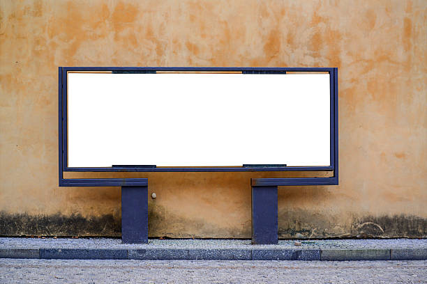 vazio outdoor contra fundo urbano - electronic billboard billboard sign arranging imagens e fotografias de stock