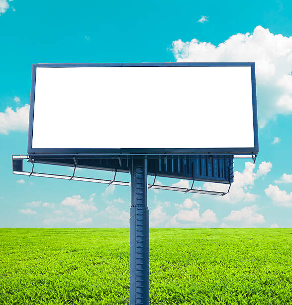 cartellone vuoto nel bellissimo paesaggio - electronic billboard billboard sign arranging foto e immagini stock