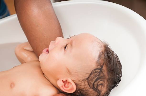 primo piano del bambino felice avendo un bagno - baby1 foto e immagini stock