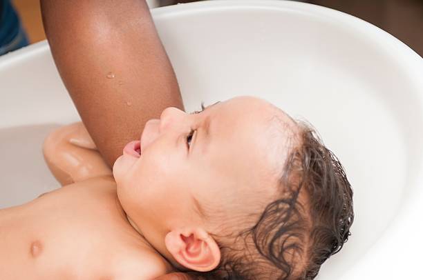 close-up of happy baby having a ванной - baby1 стоковые фото и изображения