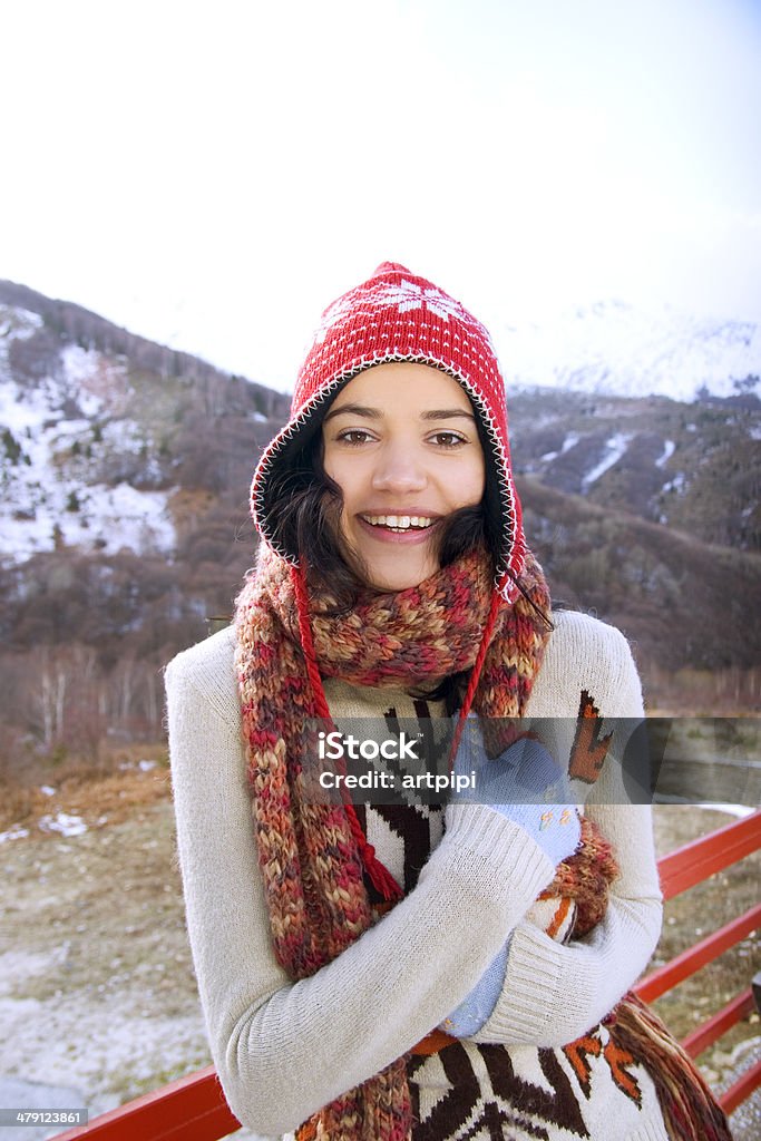 Giovane donna in montagna - Foto stock royalty-free di Abbigliamento casual