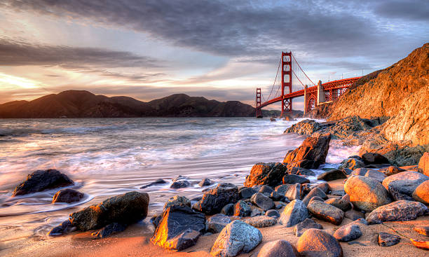 golden gate brücke bei sonnenuntergang. - san francisco county bridge california fog stock-fotos und bilder