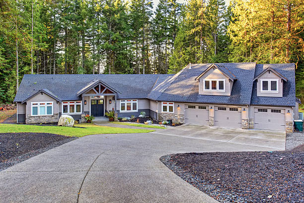 istock Beautiful house with driveway. 479132050