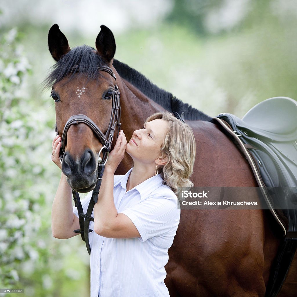 Frau umarmen einen horse - Lizenzfrei Frauen Stock-Foto