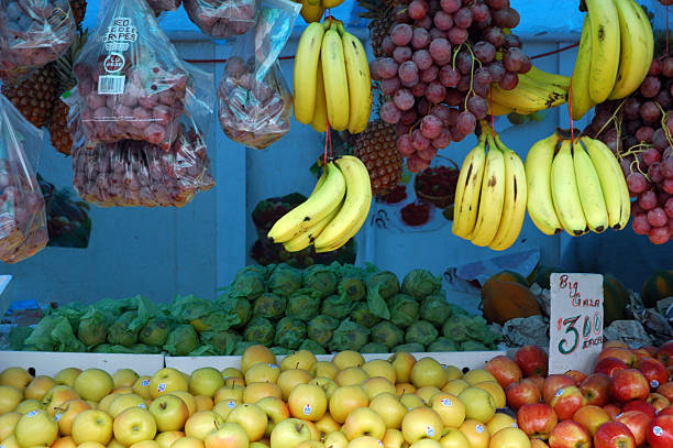 市場のブースでポートオブスペイン、トリニダードトバゴ - market stall spain fruit trading ストックフォトと画像