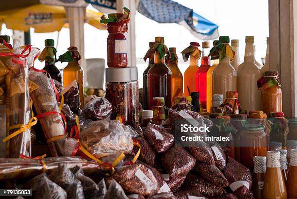 Foto de Box Com Especiarias No Mercado Em St Martin e mais fotos de stock de Barraca de Mercado - Barraca de Mercado, Caribe, Comida