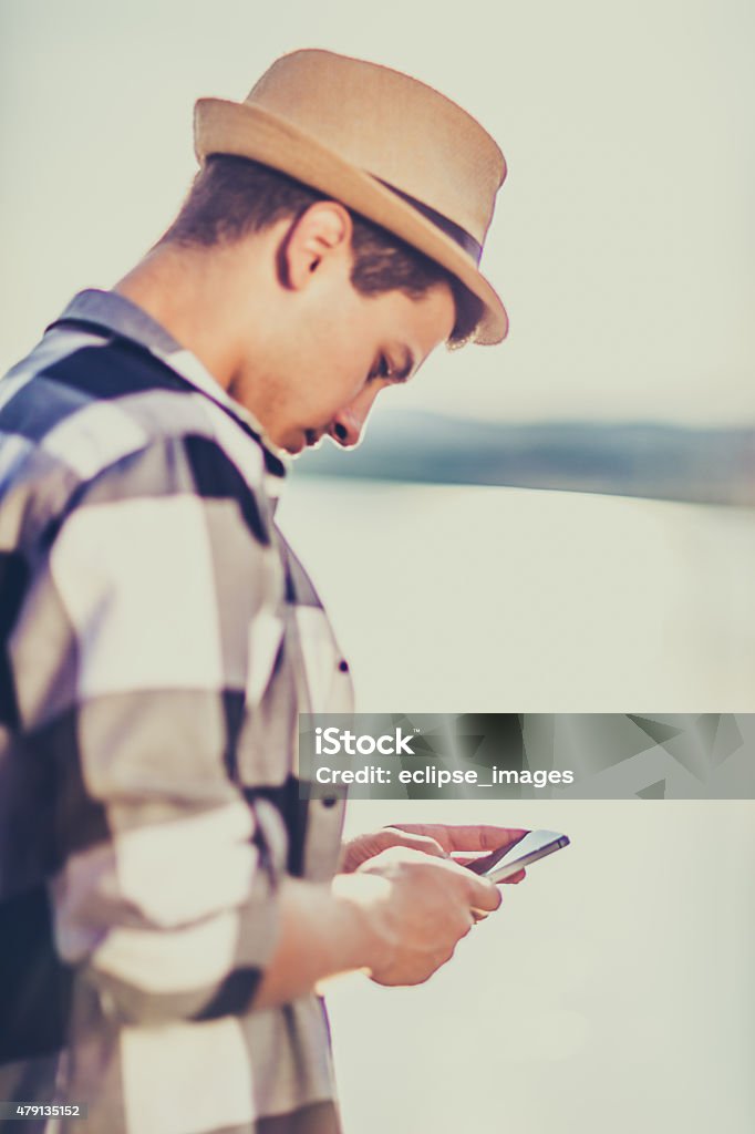 Hombre usando teléfono inteligente - Foto de stock de 2015 libre de derechos