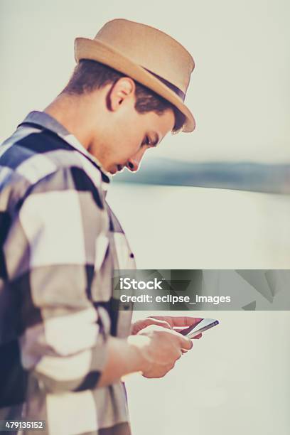 Hombre Usando Teléfono Inteligente Foto de stock y más banco de imágenes de 2015 - 2015, Adulto, Agarrar