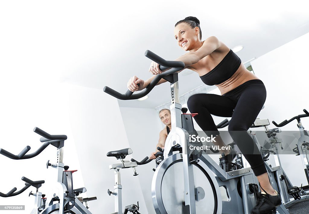 Mujer veloargometer gim gimnasio - Foto de stock de Bicicleta libre de derechos