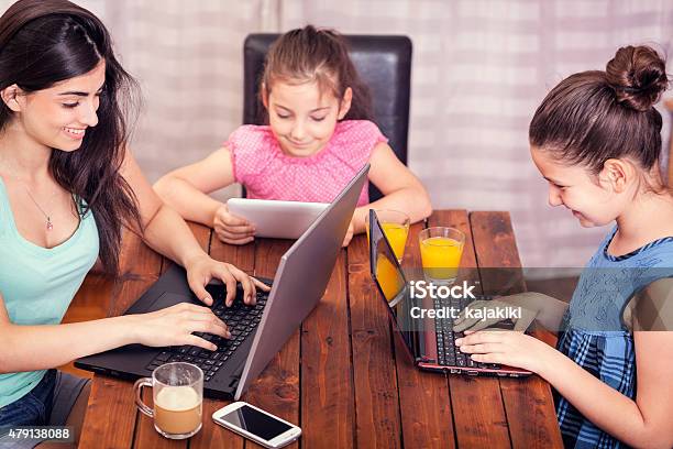 Familia Joven Usando Una Variedad De Dispositivos Digitales Cngltec168 Foto de stock y más banco de imágenes de 10-11 años