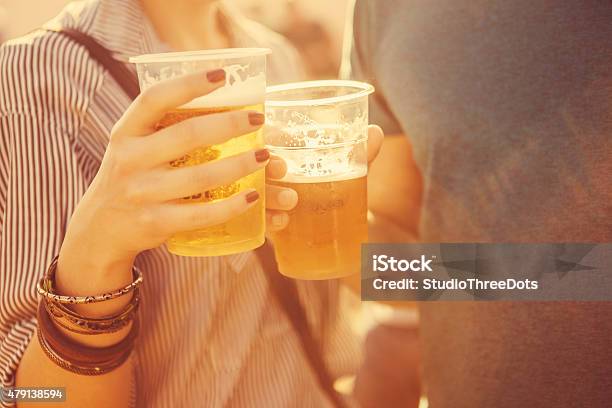 Amigos Tostar Com Cerveja - Fotografias de stock e mais imagens de Cerveja - Cerveja, Copo Descartável, Plástico