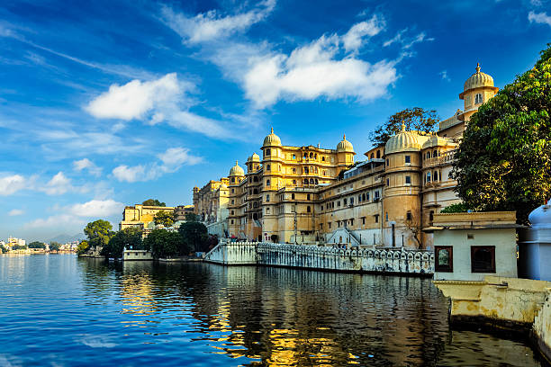 palácio da cidade. udaipur, índia - jaipur city palace imagens e fotografias de stock