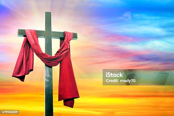 Kreuz Am Himmel Hintergrund Stockfoto und mehr Bilder von Christentum - Christentum, Rot, Anhöhe