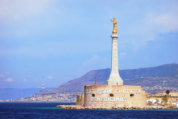 porto di messina - messina foto e immagini stock