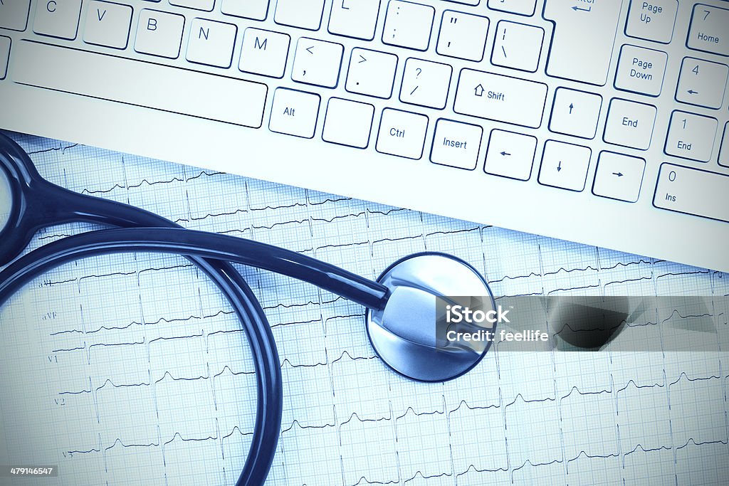 Assistenza medica online: stetoscopio e tastiera per elettrocardiogramma - Foto stock royalty-free di Accudire