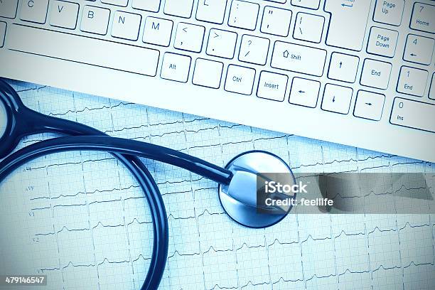 Assistenza Medica Online Stetoscopio E Tastiera Per Elettrocardiogramma - Fotografie stock e altre immagini di Accudire