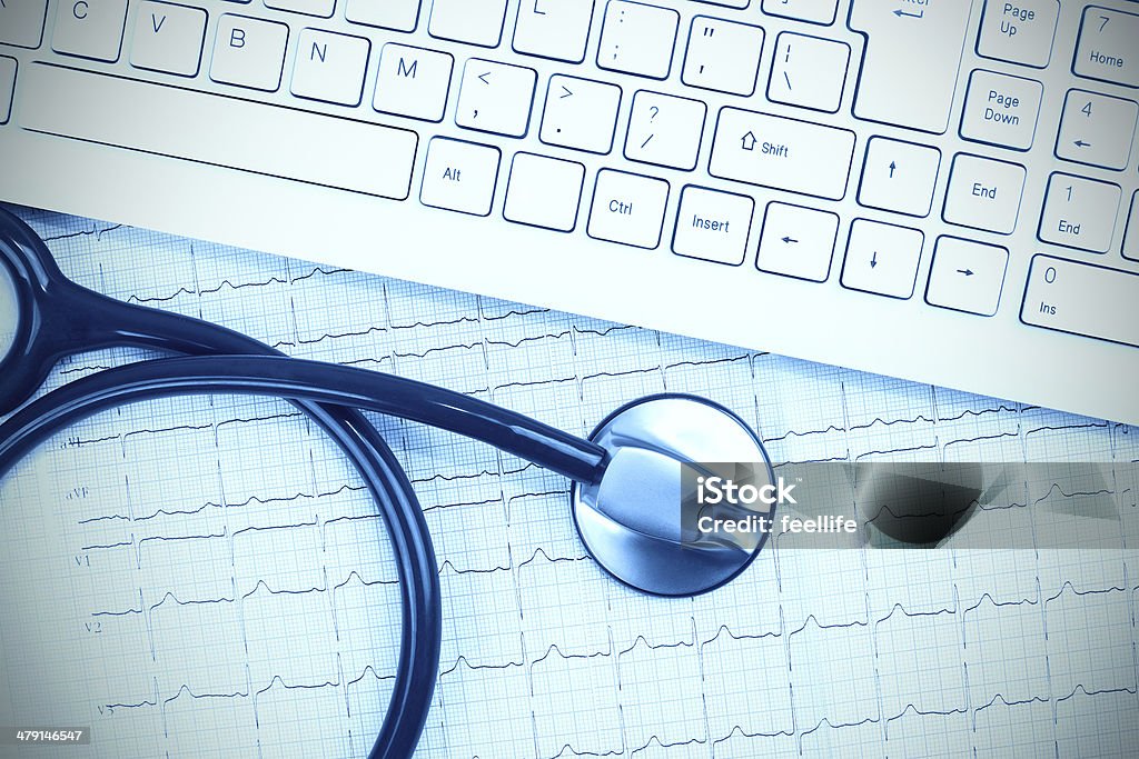 オンライン医療サービス：聴診器およびキーボードで心電図(electrocardiogram ） - X線撮影のロイヤリティフリーストックフォト