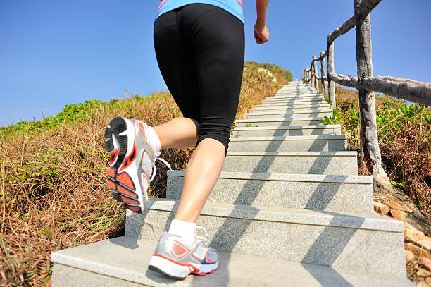 fitness femme monter les escaliers sur la montagne - railing beautiful human leg people photos et images de collection