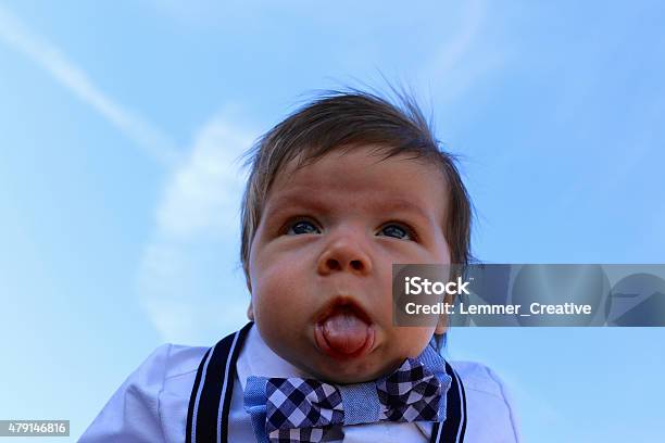 Baby Boy Y El Cielo Foto de stock y más banco de imágenes de 2015 - 2015, Azul, Bebé