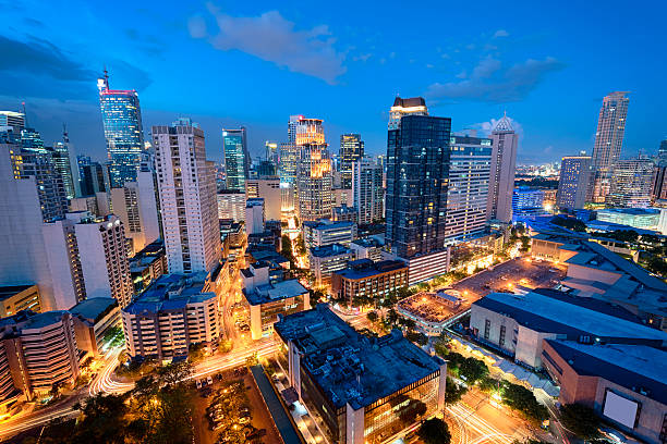 makati skyline (manila, filipinas) - manila philippines makati city - fotografias e filmes do acervo