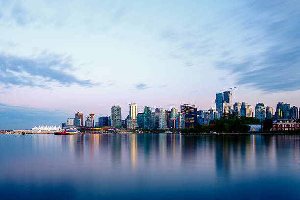 horizonte de vancouver, ao pôr-do-sol - vancouver skyline canada panoramic - fotografias e filmes do acervo