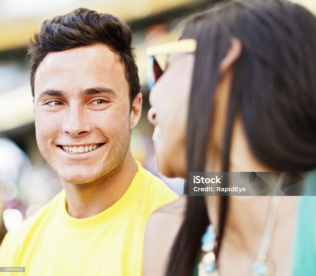 Coppia felice di tifosi di calcio brasiliano in partita di calcio - Foto stock royalty-free di Adulto