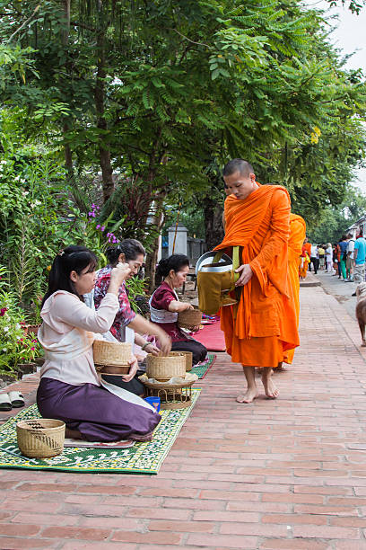 buddyjscy spaceru do pobierania jałmużna i atrakcji. - laos luang phabang thailand religion zdjęcia i obrazy z banku zdjęć