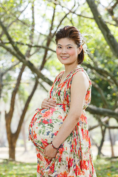 Asian pregnant woman Beautiful asian pregnant woman portrait in public park - photo taken 2 days before baby birth 8 months pregnant stock pictures, royalty-free photos & images