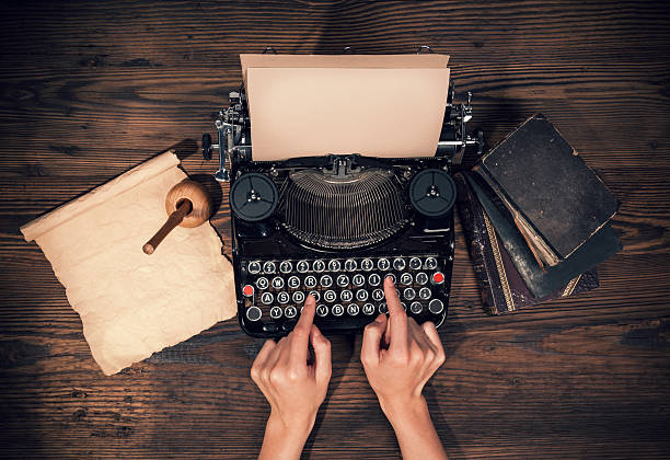 retro maszyna do pisania na drewnianej planks - machine typewriter human hand typing zdjęcia i obrazy z banku zdjęć