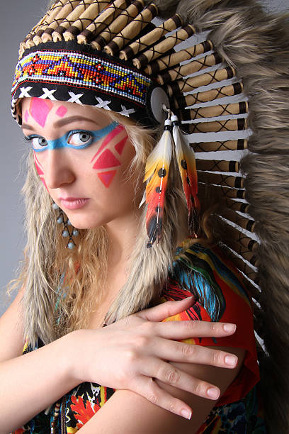 ritratto di una ragazza nell'immagine di nativi americani - indian costume foto e immagini stock