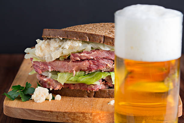 birra e panini con carne di manzo - dinner corned beef irish culture st patricks day foto e immagini stock