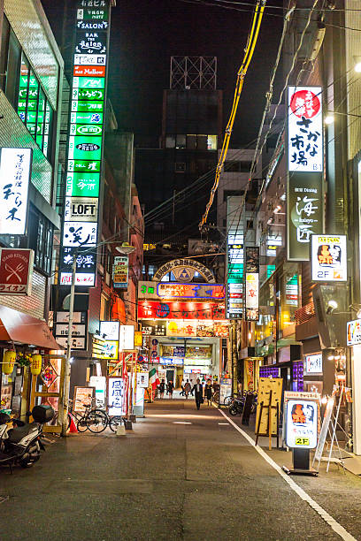 ludzie na jasno oświetlony ulica handlowa w hiroshima - vertical bright brightly lit vibrant color zdjęcia i obrazy z banku zdjęć