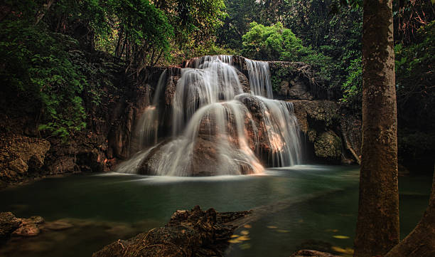 tailândia cascata em kanjanaburi - awe beauty in nature waterfall cool imagens e fotografias de stock