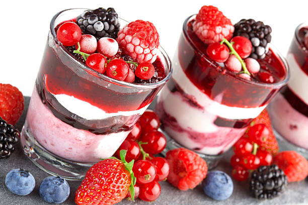parfait à la crème glacée de fruits rouges - gelatin dessert blueberry blue dessert photos et images de collection