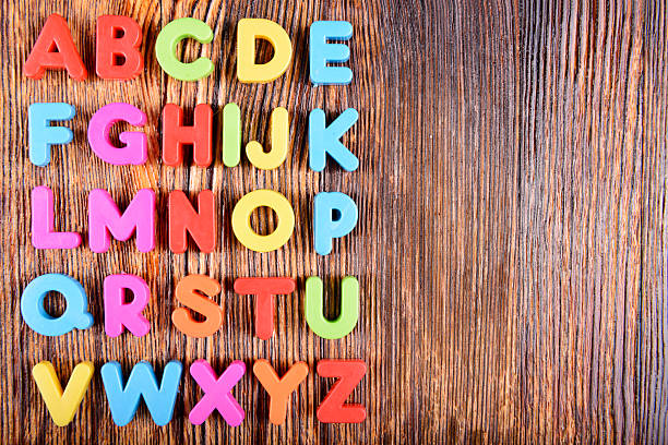 plastische buchstaben des alphabets - child alphabetical order writing alphabet stock-fotos und bilder