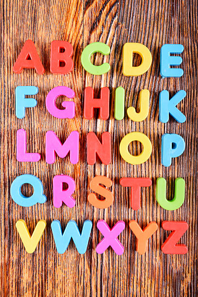 des lettres de l'alphabet en plastique - lettre magnétique photos et images de collection