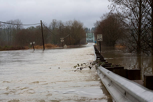inundado road - 124th e a novidade bridge - duvall - fotografias e filmes do acervo
