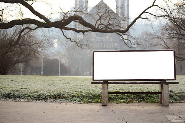 panneau d'affichage blanc sur un banc au parc de la ville - bench advertisement commercial sign outdoors photos et images de collection