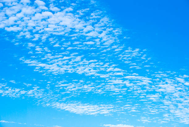 wolken und blauer himmel - cirrocumulus stock-fotos und bilder