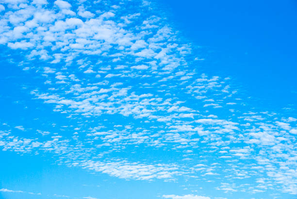 chmury i błękitne niebo - cirrocumulus zdjęcia i obrazy z banku zdjęć