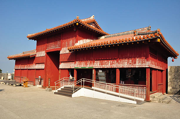 koufukumon gate, der burg shuri, okinawa - shuri castle stock-fotos und bilder