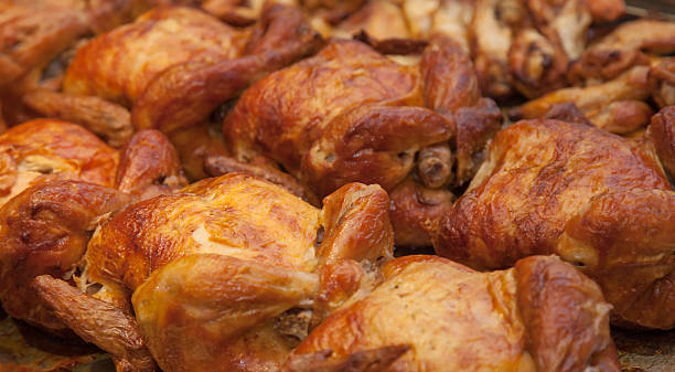 juicy 뱉어 구운 닭 - chicken rotisserie barbecue grill roast chicken 뉴스 사진 이미지