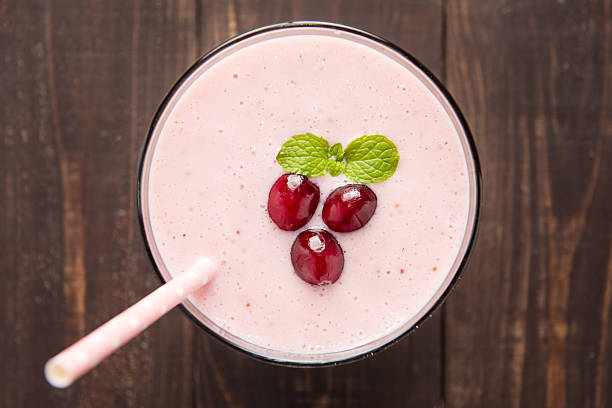 cranberry frucht-smoothie auf hölzernen hintergrund, gesunde ernährung. - healthy lifestyle cranberry healthy eating milk shake stock-fotos und bilder