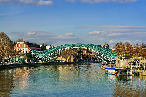 il ponte della pace su mtkvari (kura) fiume tbilisi georgia - kura river immagine foto e immagini stock