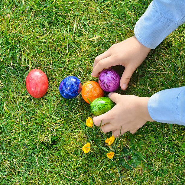 пасхальное яйцо охоты в саду - child discovery surprise playing стоковые фото и изображения